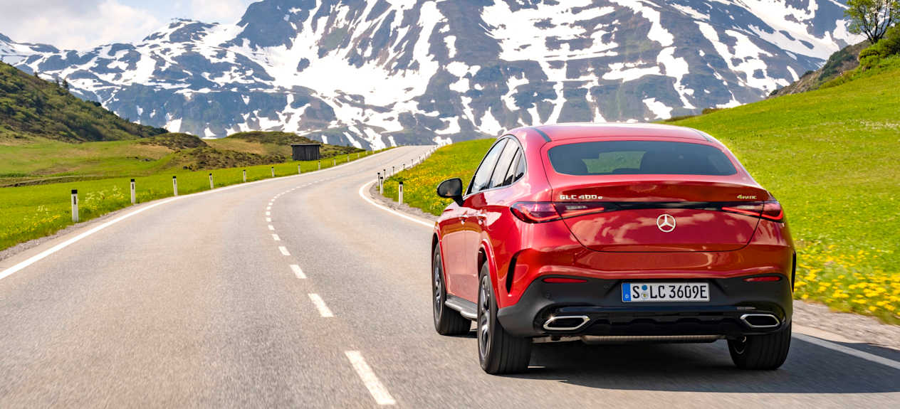 Mercedes GLC Coupé 400e 2023 : face arrière sur route