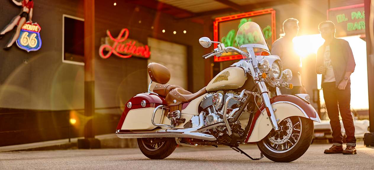 Indian Springfield Special Edition 2025 : trois quarts avant droit statique et modèles