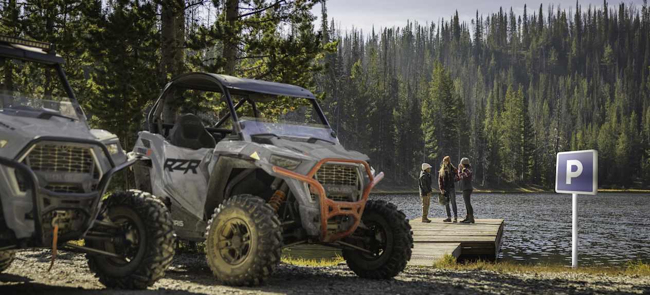 Polaris RZR Trail S 1000 2023 : vue trois quarts avant au bord d'un lac