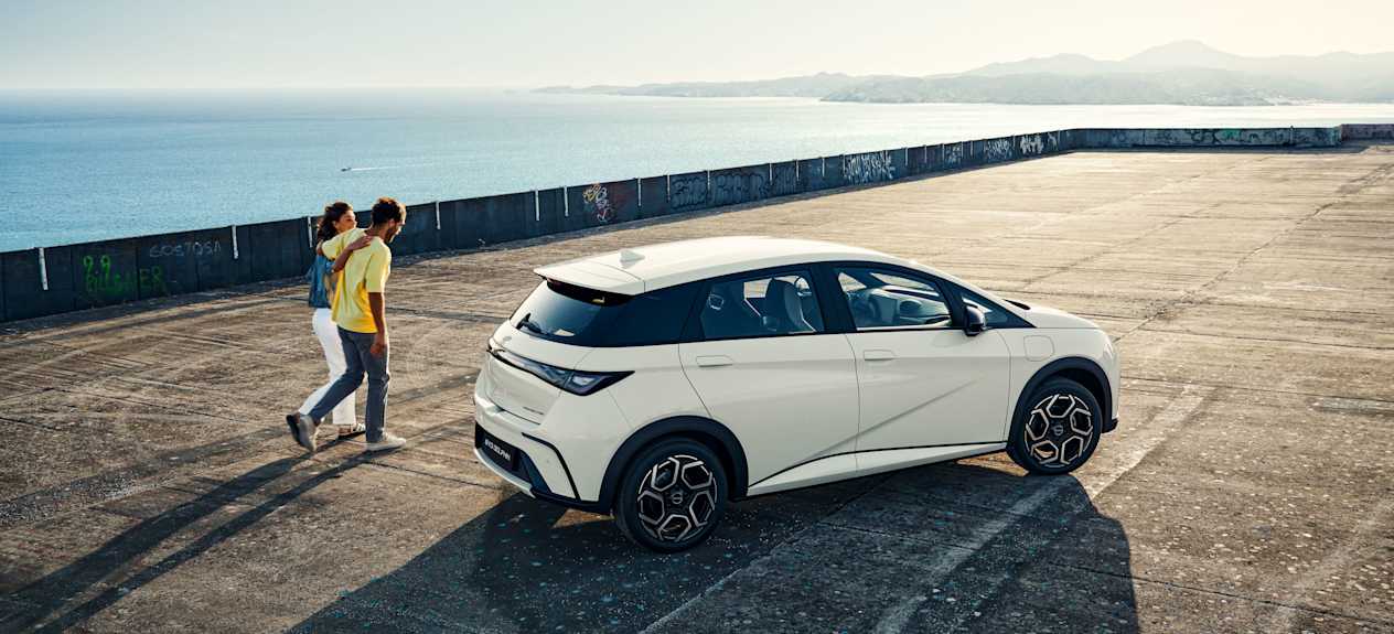 BYD Dolphin 2023 : trois quarts arrière droit plongeant en bord de mer