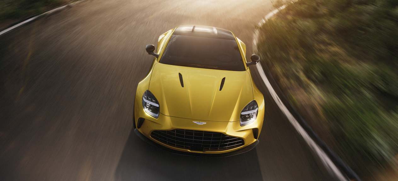 Aston Martin Vantage 2024 : vue face avant plongeante sur route