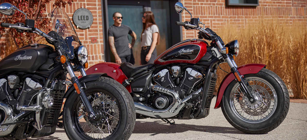 Indian Scout Classic Limited + Tech 2025 : Sunset Red Metallic profil droit statique avec Super Scout