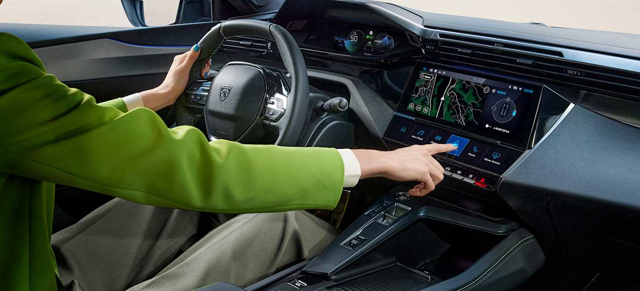 Nouvelle Peugeot 408 : intérieur avec écrans et boutons i-toggle
