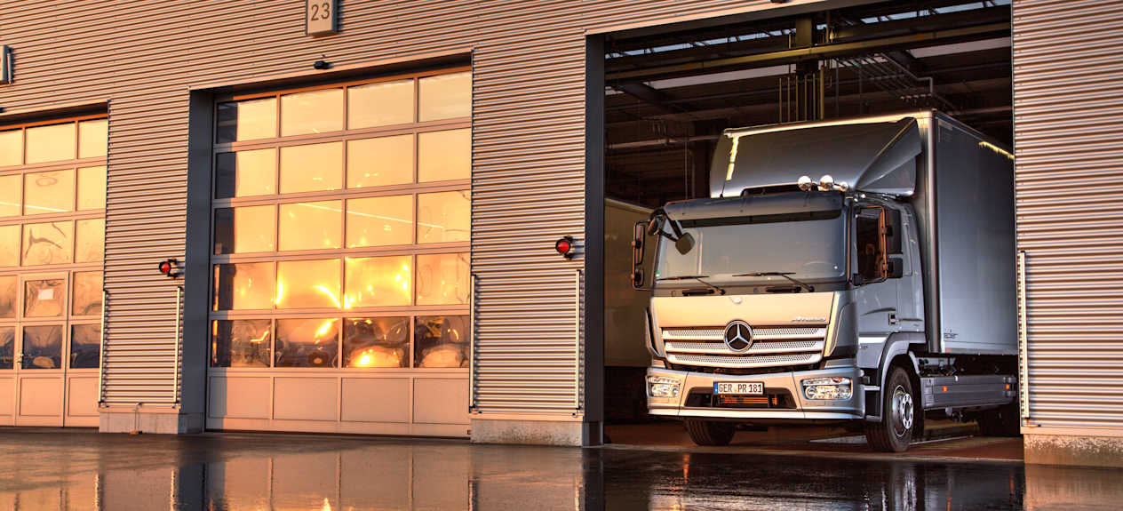 Mercedes-Benz Atego dans garage