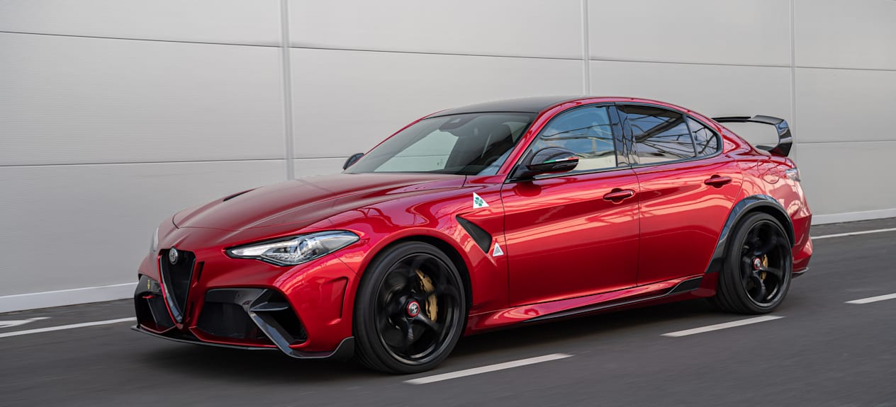 Trois quart avant profil Alfa Romeo GTAm