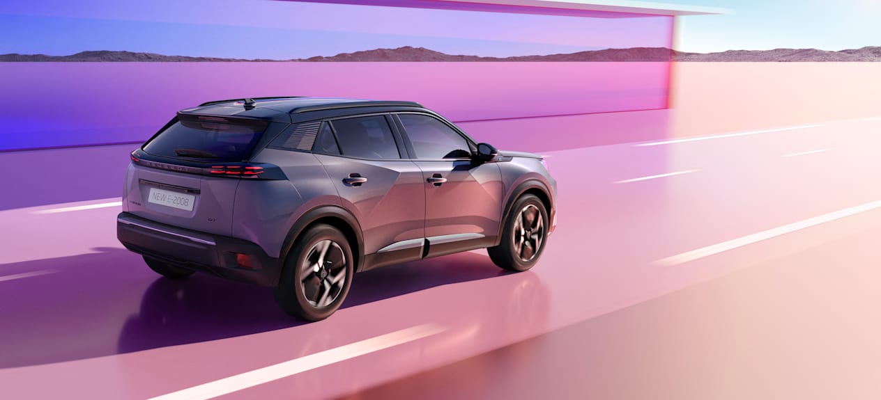 Peugeot 2008 2023 : trois quarts arrière droit en mouvement