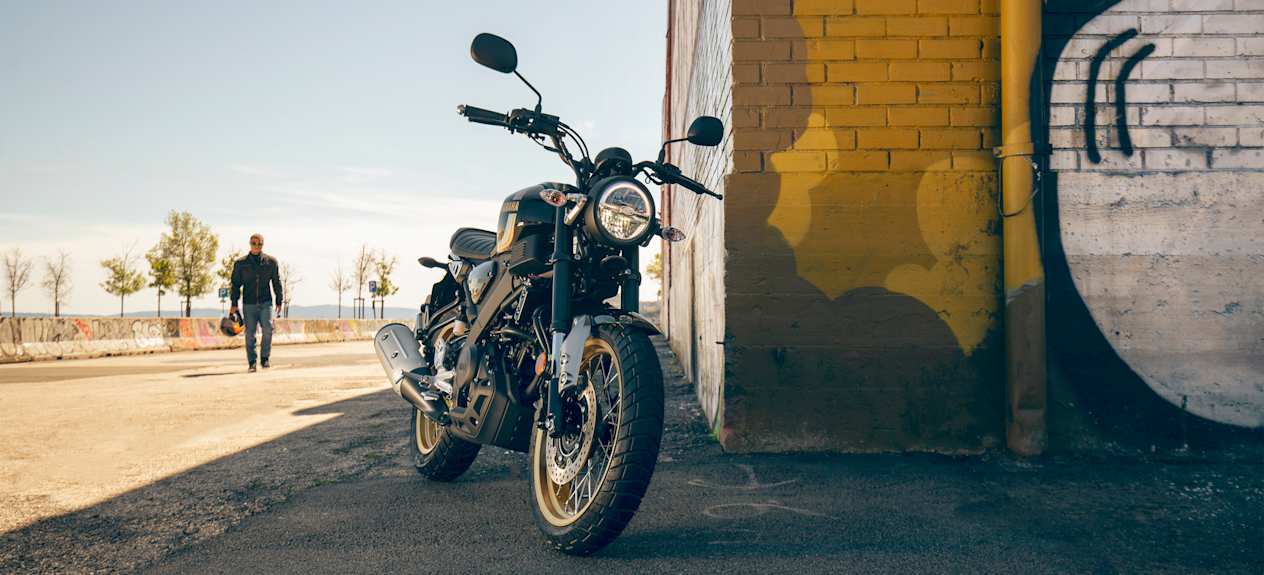 Yamaha XSR125 Legacy 2023 : trois quarts avant en bord de mer