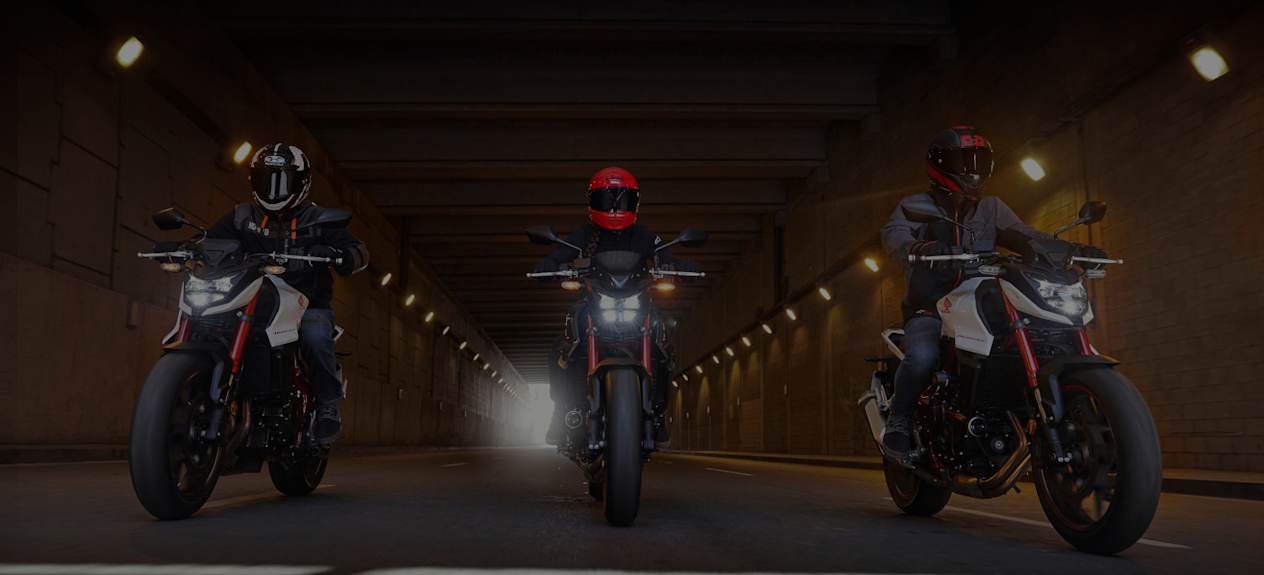 Honda CB750 Hornet 2023 : groupe de motards vue de face