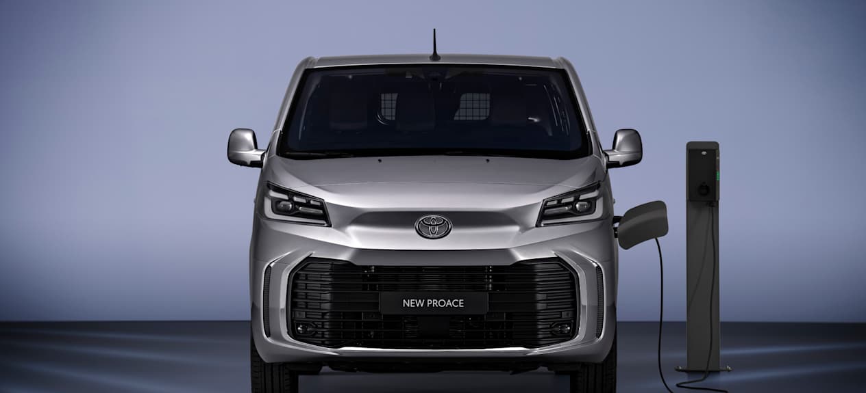 Toyota Proace 2024 : face avant statique avec borne de recharge