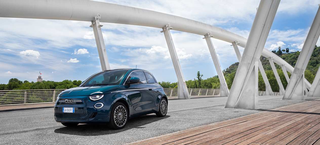 Fiat 500 500e berline La Prima : 3 quarts avant sur pont
