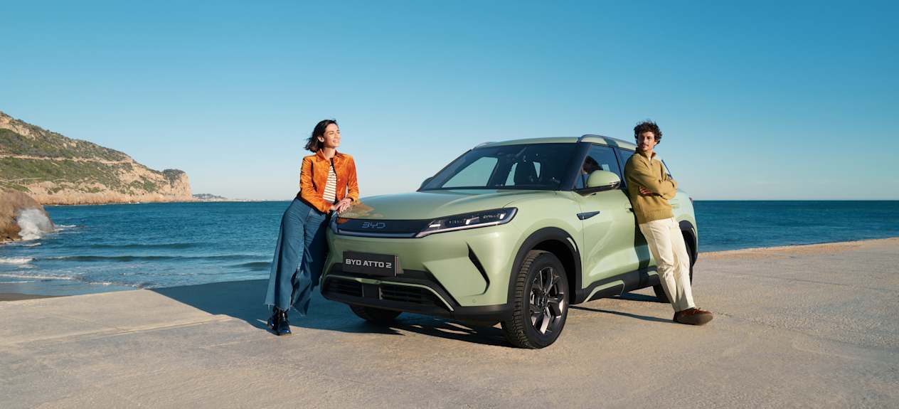 BYD Atto 2 2025 : trois quarts avant gauche statique avec couple