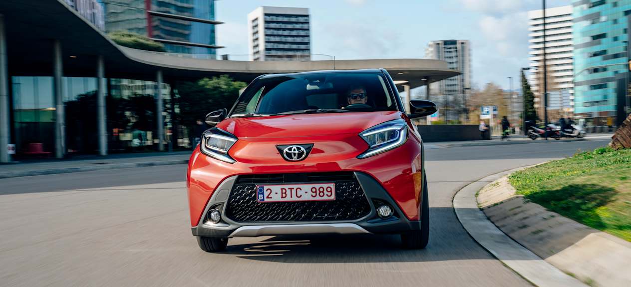 Toyota Aygo X 2022 : face avant en virage