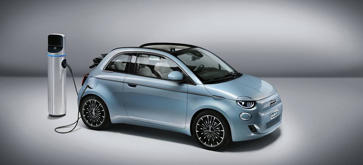 Nouvelle FIat 500e : De profil en recharge