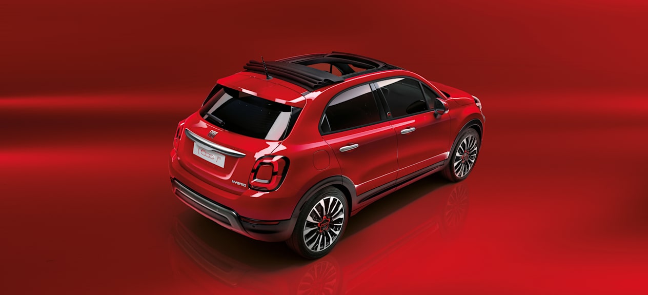 Fiat 500X Hybrid (RED) découvrable : vue trois quarts arrière plongeante
