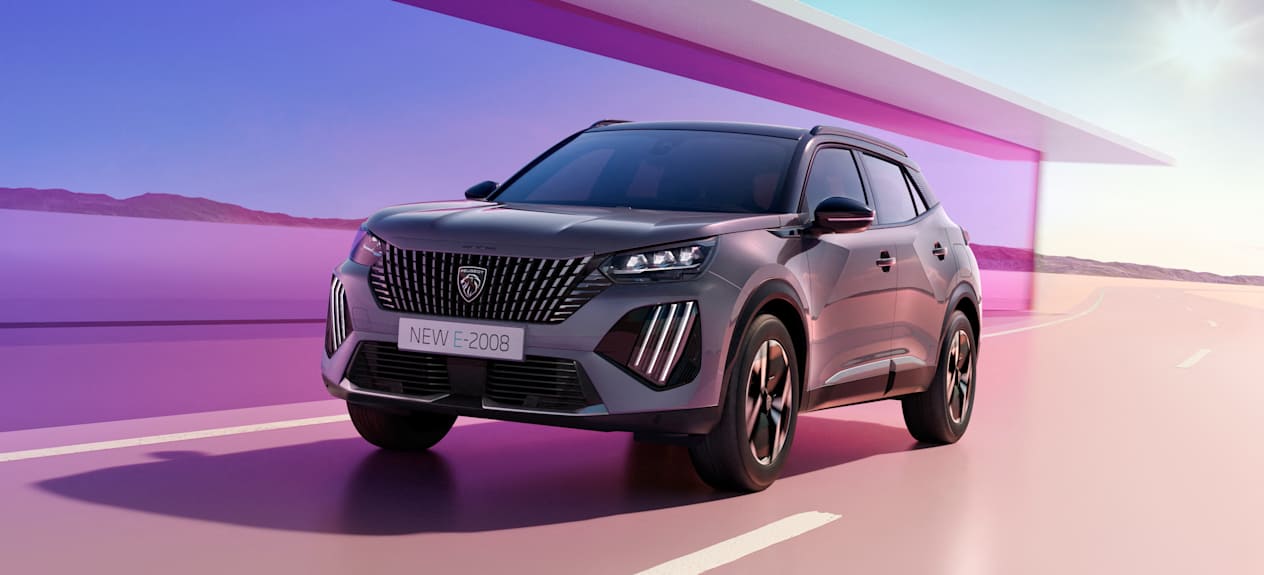 Peugeot 2008 2023 : trois quarts avant gauche en mouvement