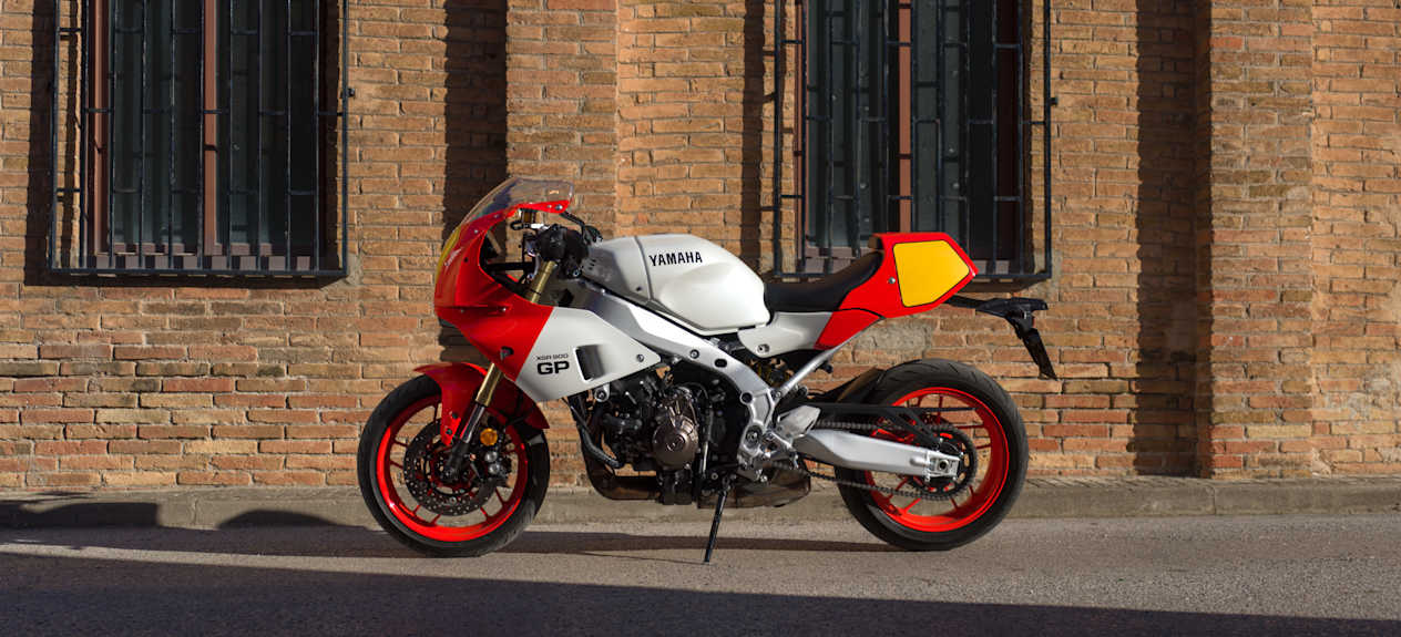 Yamaha XSR900 GP 2024 : profil gauche statique