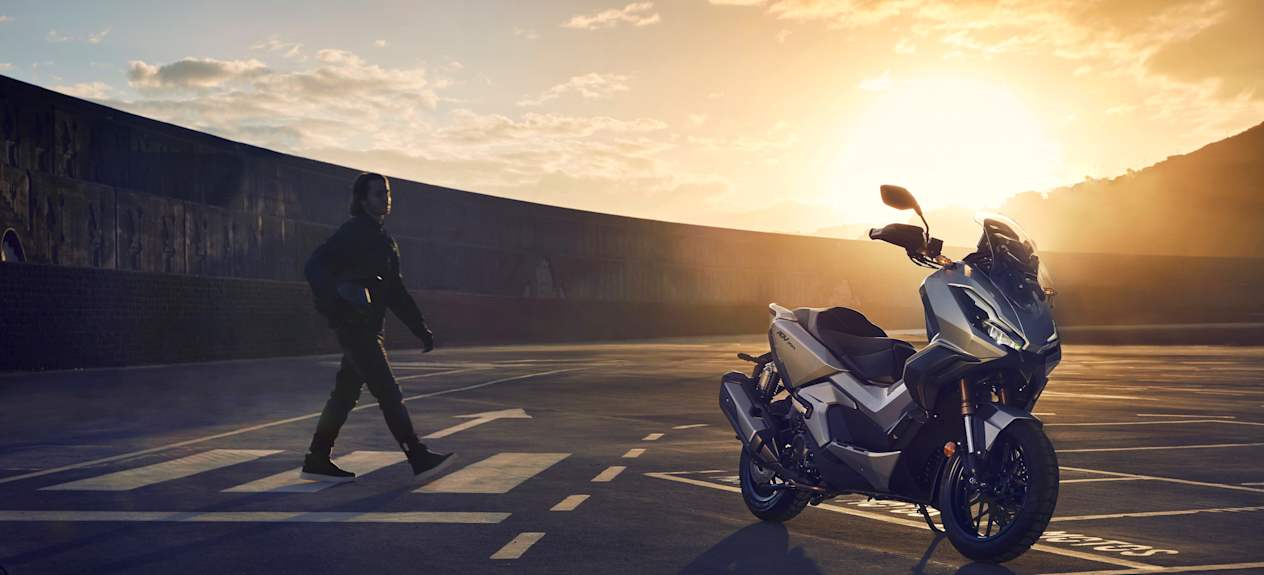 Honda ADV 350 2022 : trois quarts avant droit devant coucher de soleil