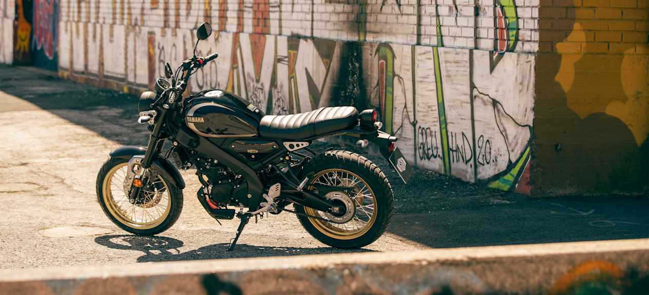 Yamaha XSR125 Legacy 2023 : trois quarts arrière gauche statique
