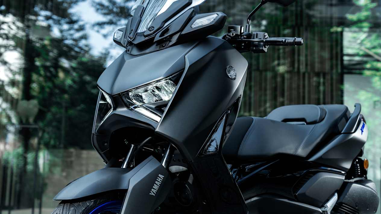 Yamaha XMAX 300 2025 : détail carénage et phare avant