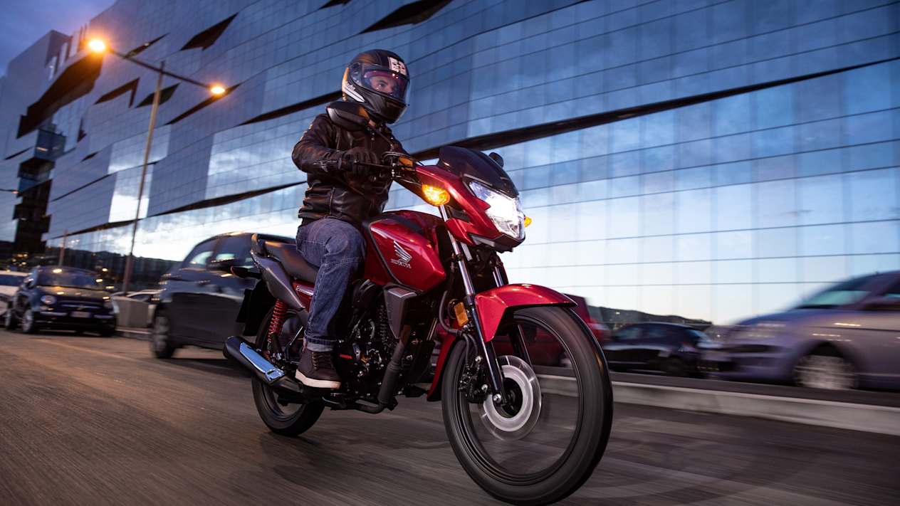 Honda CB125F 2021 : trois quarts avant droit en ville
