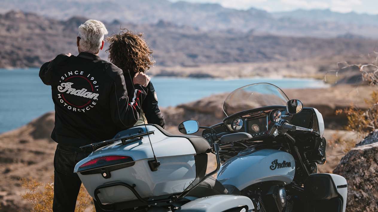 Indian Roadmaster Powerplus Dark Horse 2025 : trois quarts arrière droit statique avec couple