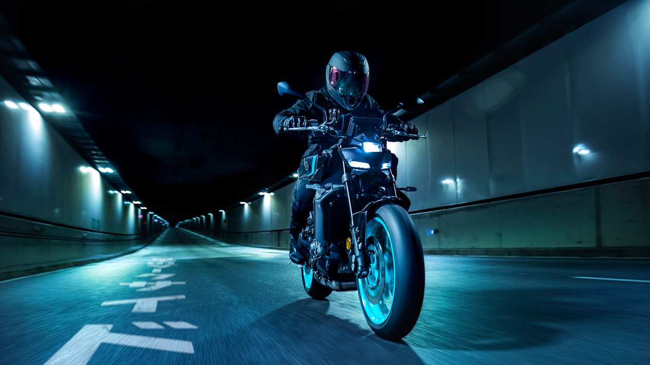 Yamaha MT-09 2024 : face avant dans tunnel