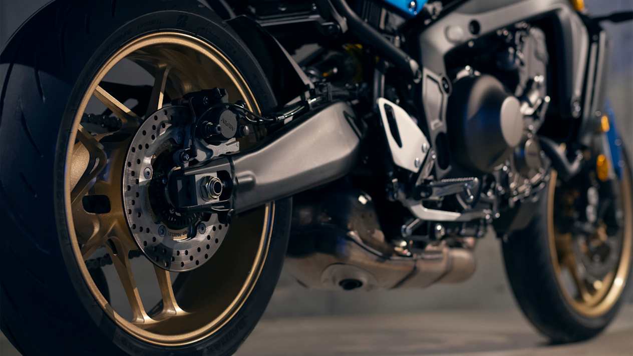 Yamaha XSR900 2022 Legend Blue : freins roue arrière