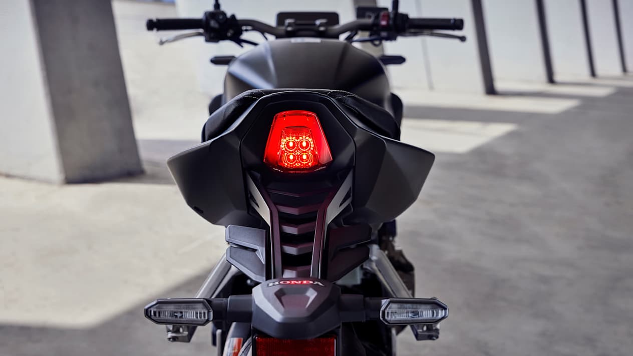 Honda CB650R 2024 : détail feu arrière