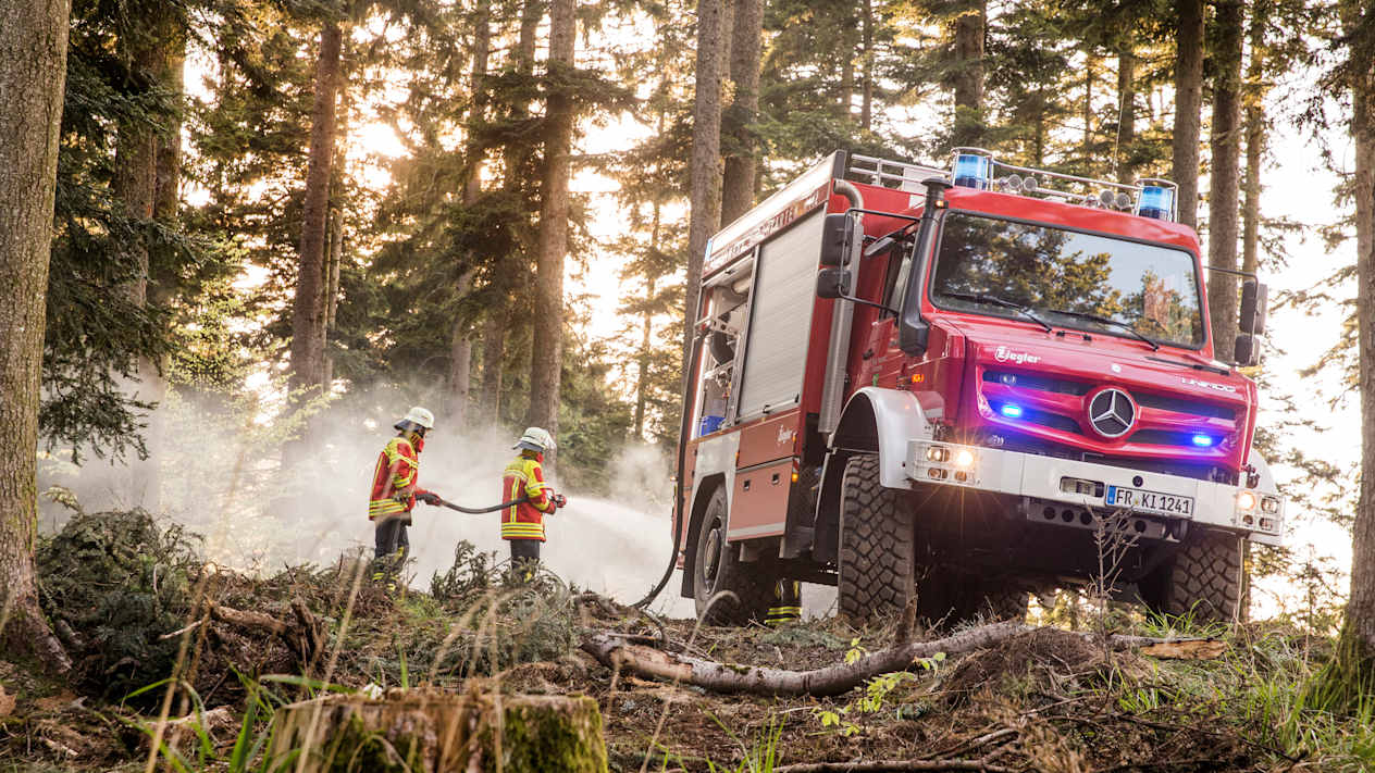 Mercedes Unimog Pompier dans la forêt