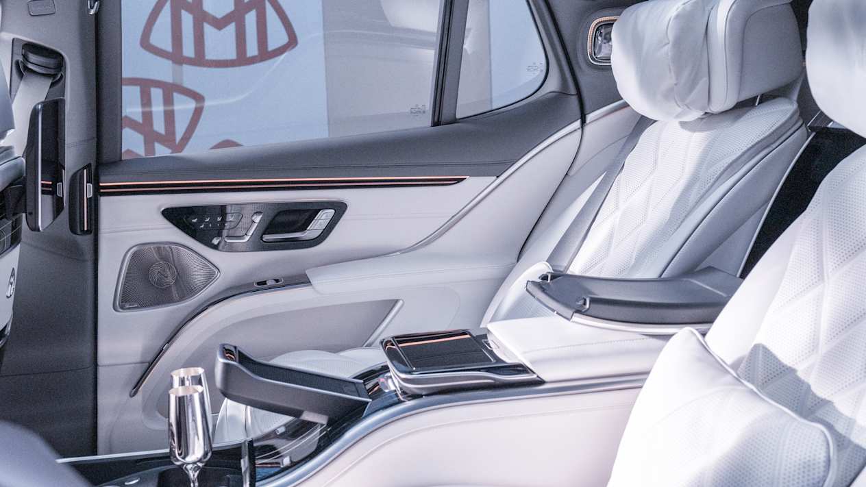 Mercedes-Maybach EQS SUV 2023 : intérieur sièges arrière vus de profil