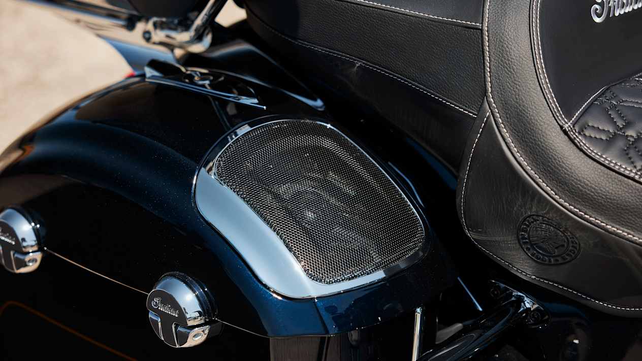 Indian Roadmaster Elite 2025 : détail caisson de basses dans la sacoche