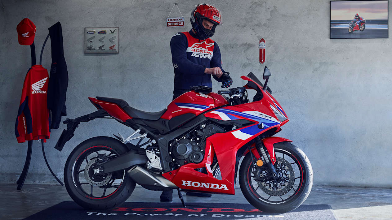 Honda CBR650R 2024 : profil droit avec pilote