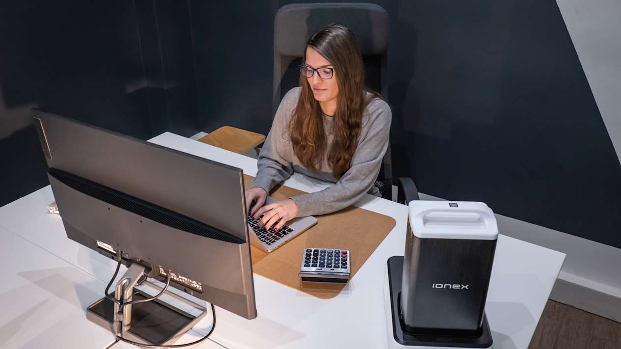 Kymco i-One 2024 : recharge de la batterie amovible au bureau