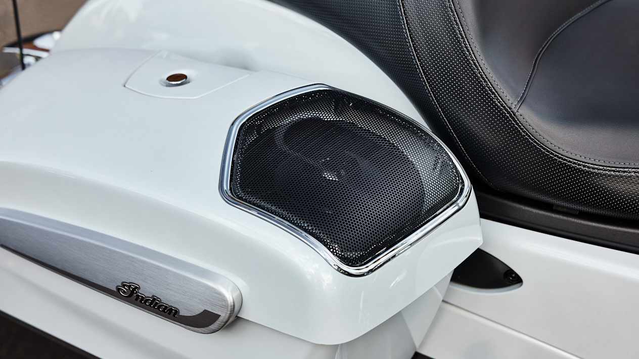 Indian Challenger Limited 2025 Ghost White Metallic : détail haut parleur intégré à la sacoche