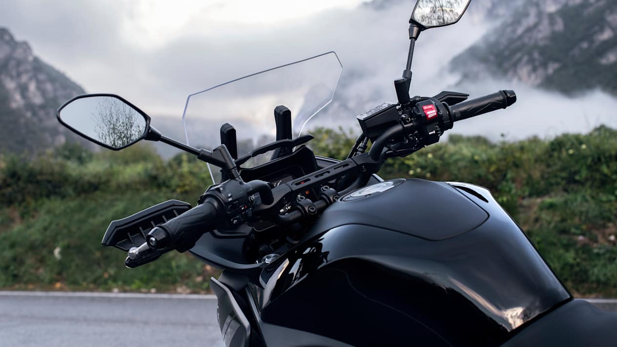 Yamaha Tracer 7 2023 : réservoir, guidon et pare-brise