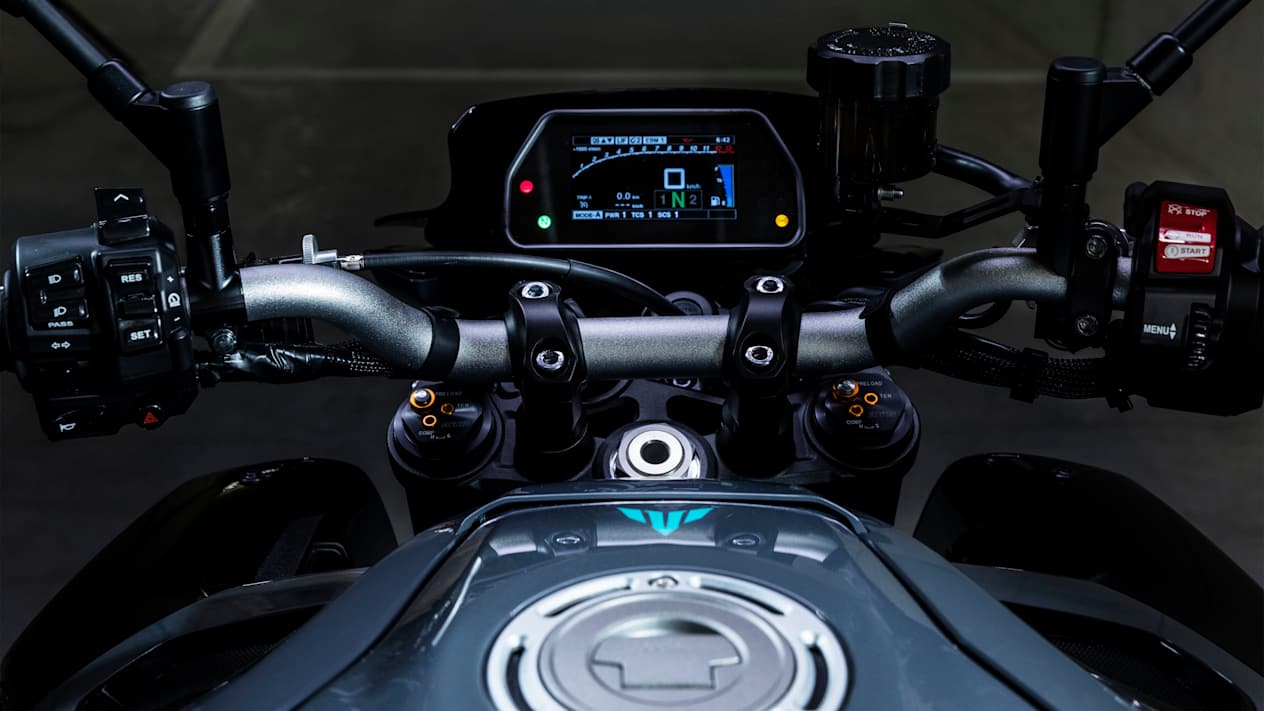 Yamaha MT-10 2023 : guidon et compteurs