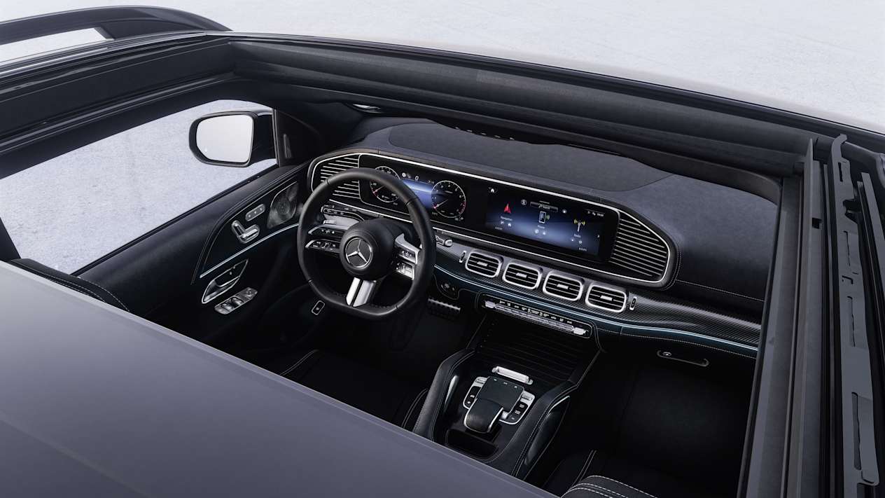 Mercedes GLE 2023 : toit ouvrant et vue sur la planche de bord et les écrans