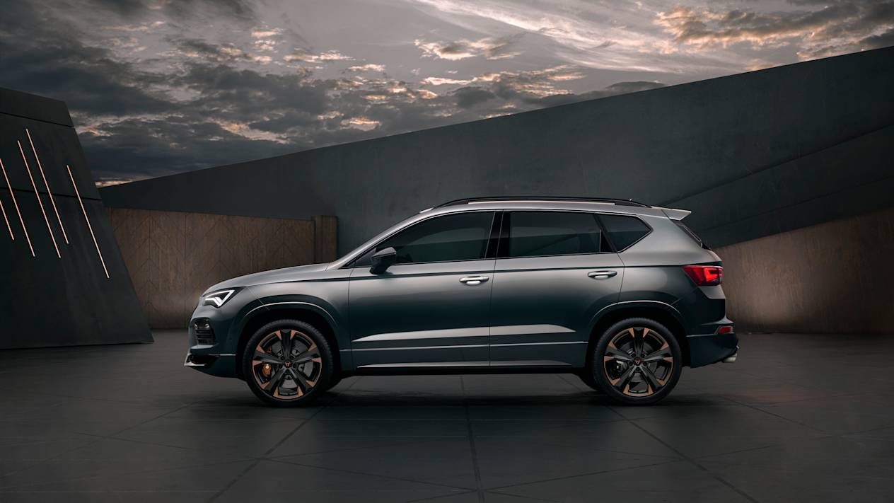 Side view of the new CUPRA Ateca, emphasizing its aerodynamic contours and stylish exterior elements.