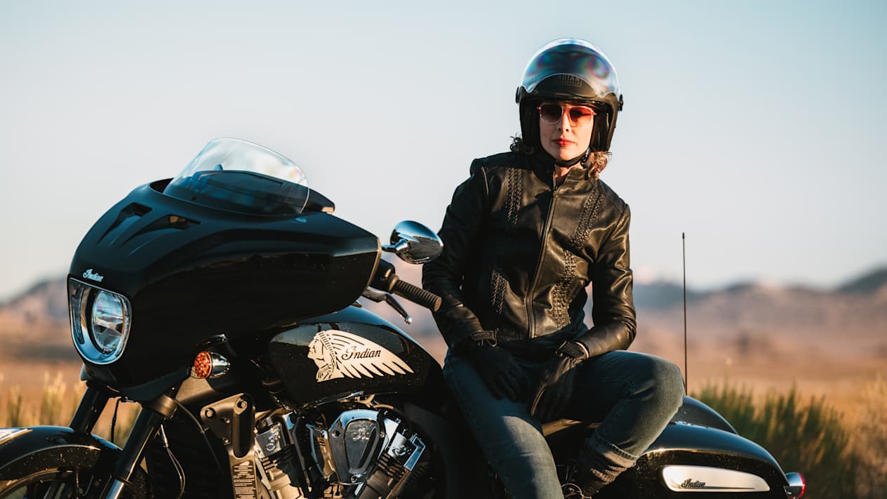 Indian Chieftain Powerplus Limited 2025 : gros plan trois quarts avant gauche avec motarde