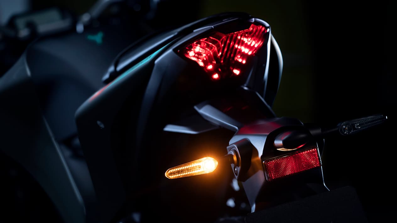 Yamaha MT-03 2023 Cyan Storm : détail feux arrière