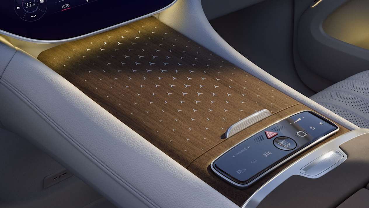 EQS SUV de Mercedes-EQ : Console centrale en bois avec pore ouveert et inserts en étoile en aluminium