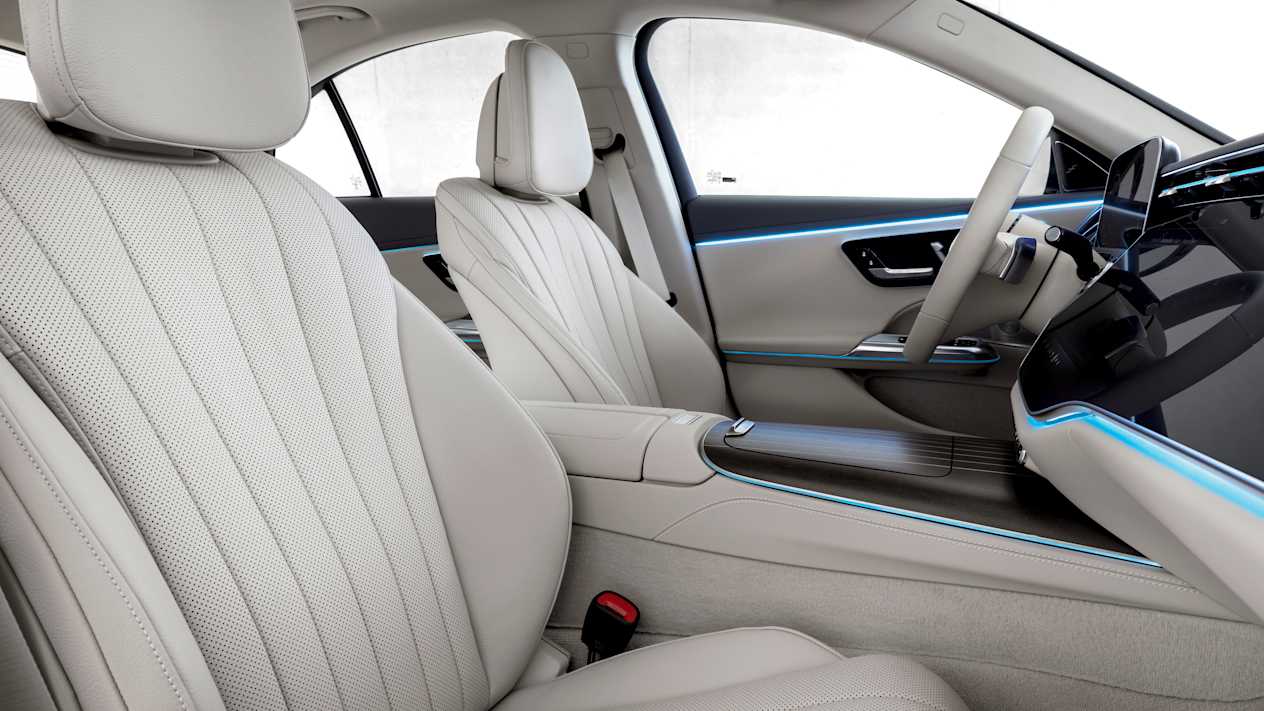 Mercedes Classe E 2023 sièges avant