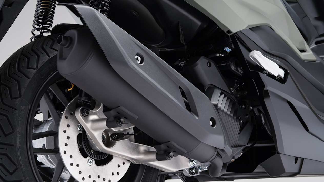 Honda Forza 125 2023 : pot d'achappement et roue arrière