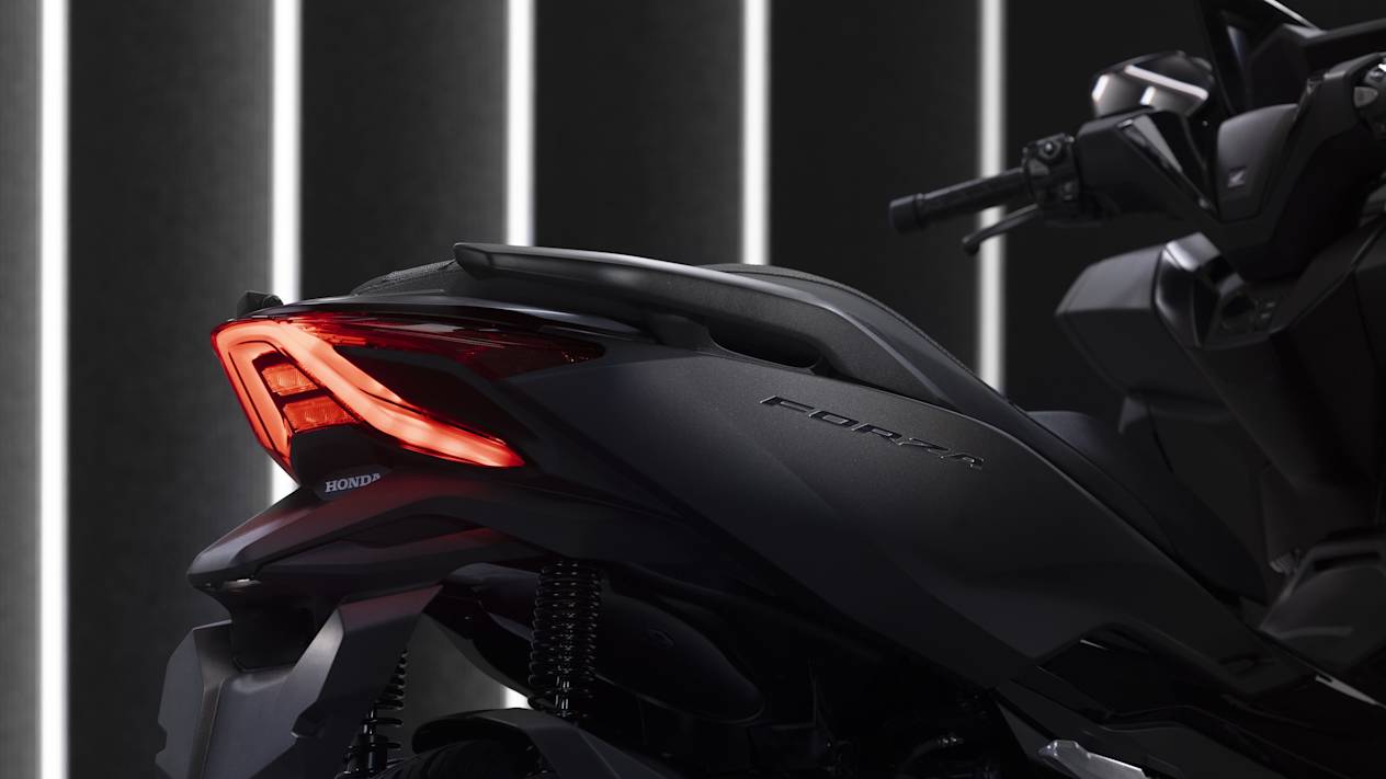 Feu arrière du Honda Forza 125 2025 vu de côté droit
