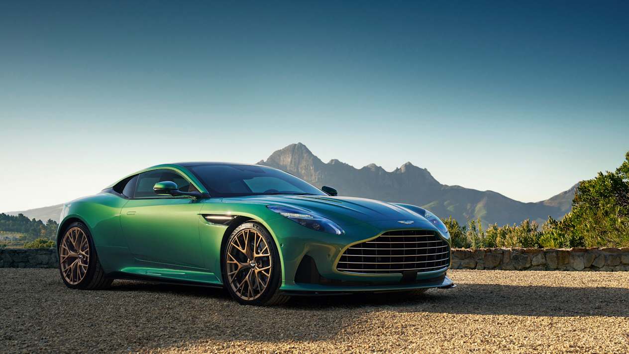 Aston Martin DB12 trois quarts avant droit statique