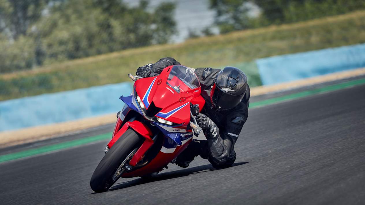 Honda CBR600RR 2024 : face avant en virage sur circuit