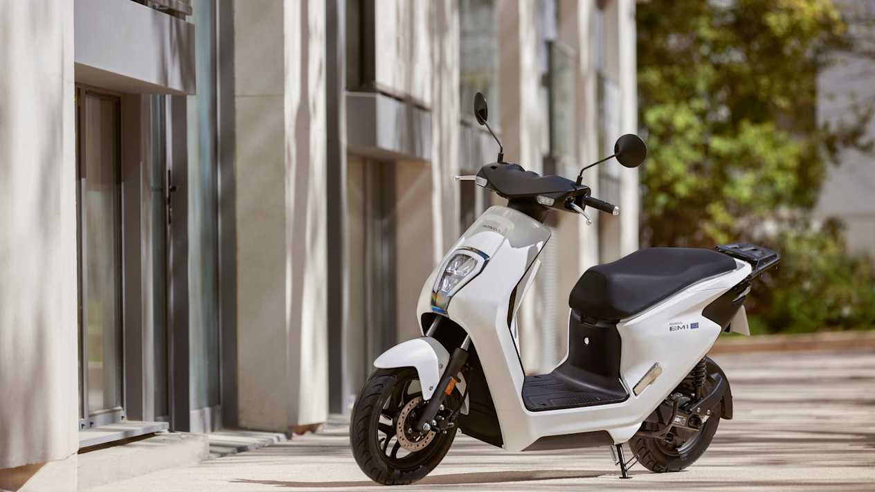 Honda EM1 e 2023 : trois quarts avant gauche en ville