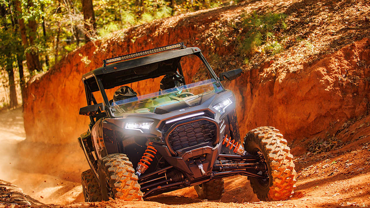 Polaris RZR XP 2023 : face avant en action sur chemin
