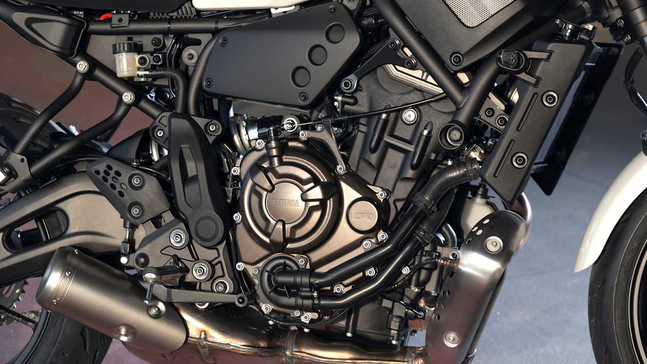 Yamaha XSR700 2022 Historic White : détail moteur profil droit
