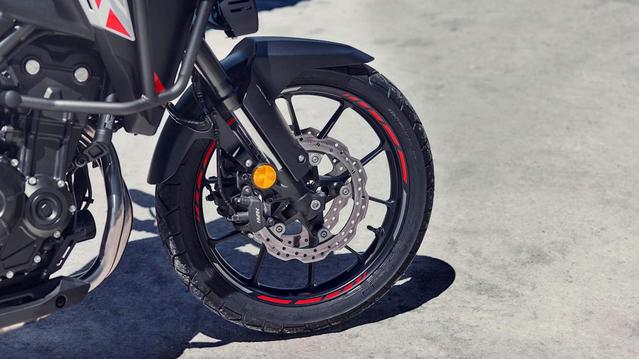 Honda NX500 2024 : détail roue et freins avant